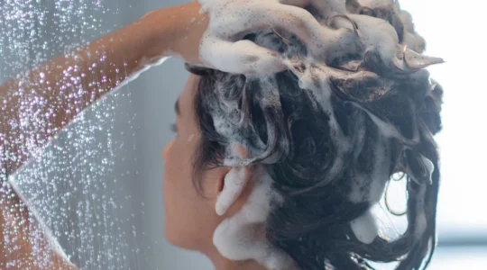 quels-sont-les-ingredients-actifs-les-plus-efficaces-dans-les-shampoings-anti-pelliculaires